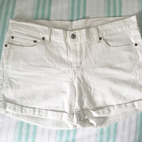 Levi's white cuffed shorts - Picture 2 of 7